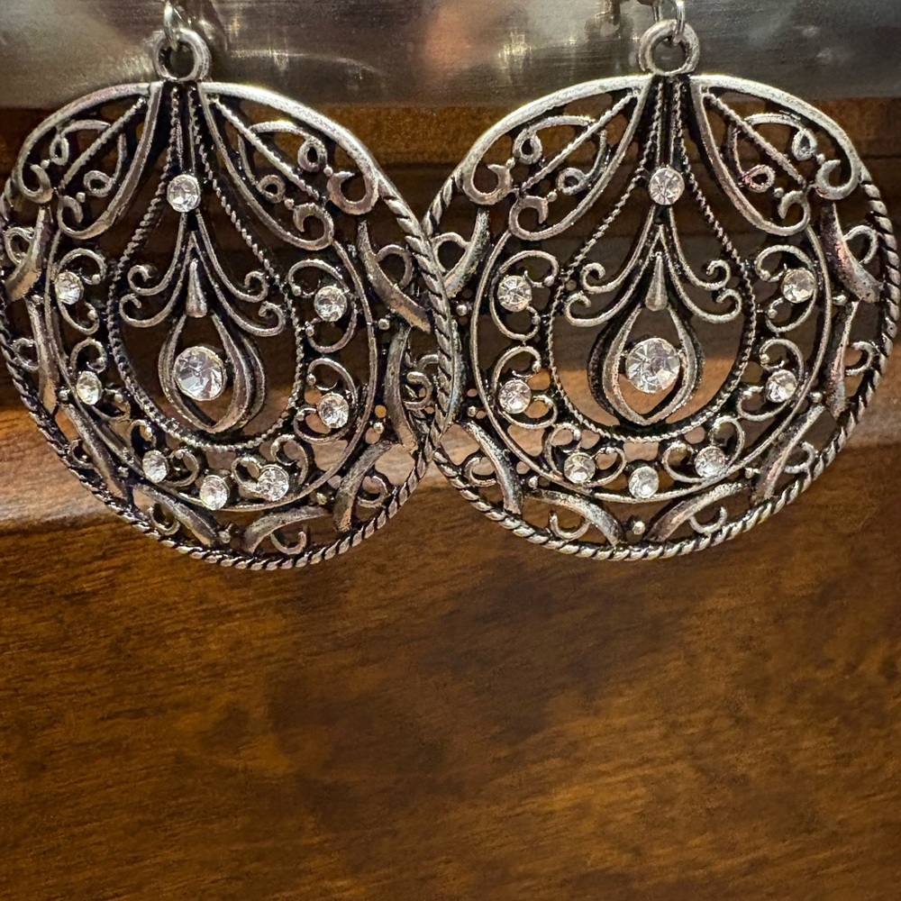 Elegant intricate design dangling costume earrings